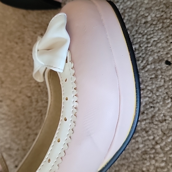 Pink & white strap shoes - Picture 7 of 11